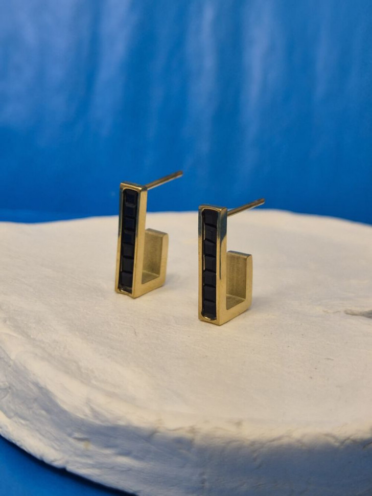 Золотистые стальные серьги-пусеты прямоугольной формы с черными стразами 1J10605CJJ Золотистые стальные серьги-пусеты прямоугольной формы с черными стразами 1J10605CJJ