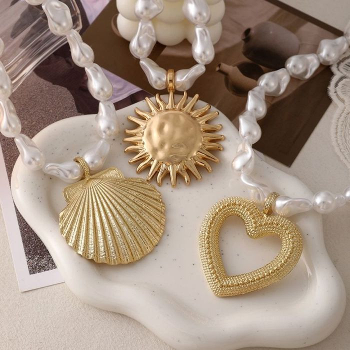 Массивное жемчужное колье с крупными золотистыми подвесками CJL22885 Массивное жемчужное колье с крупными золотистыми подвесками CJL22885