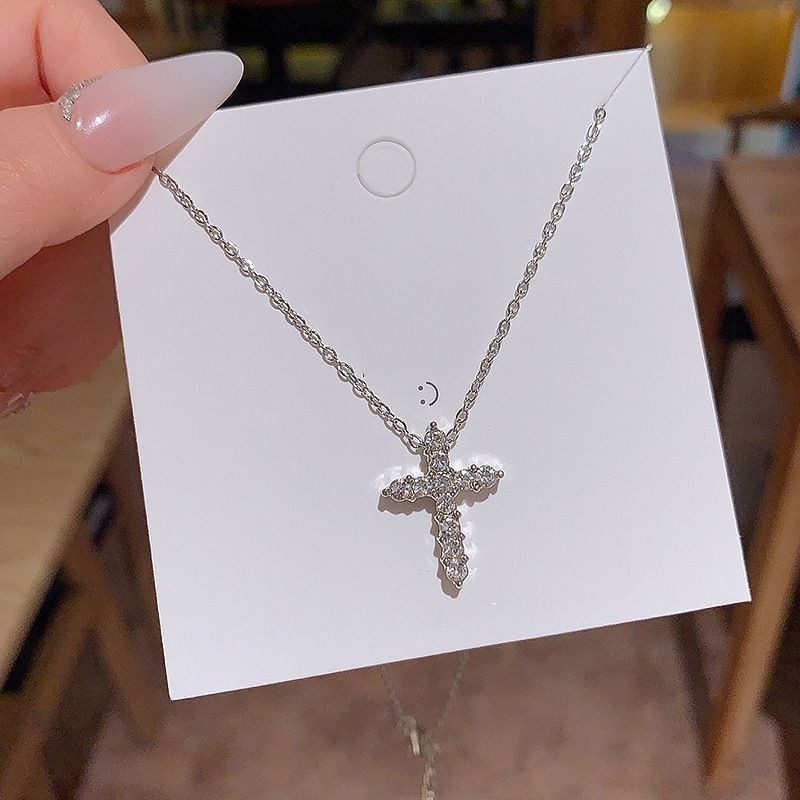 Серебристое колье с крестом из бриллиантов CJX87450