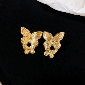 Золотистые серьги-пусеты Бабочки с фактурой CJD03307