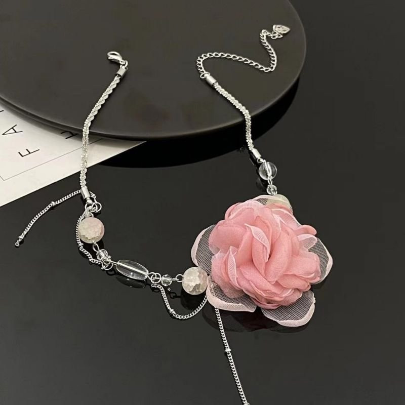 Художественное ожерелье с крупным розовым цветком CJD68482