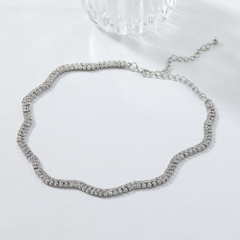 Волнистое колье обруч с инкрустацией мелкими стразами CJJ08497