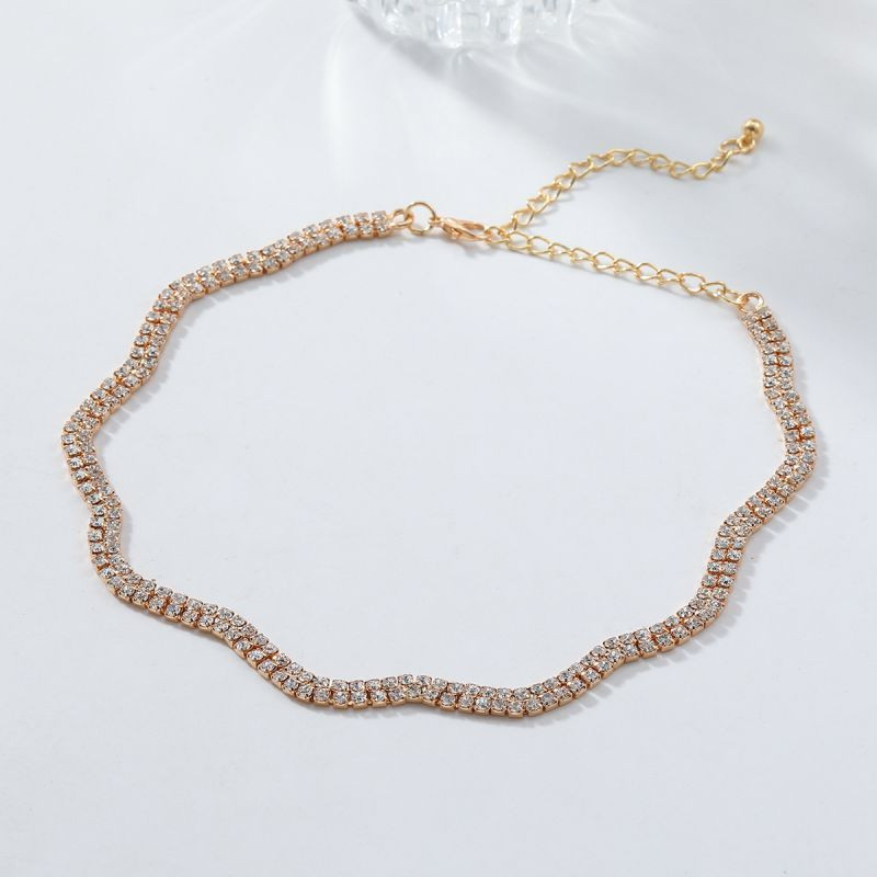 Волнистое колье обруч с инкрустацией мелкими стразами CJJ08497