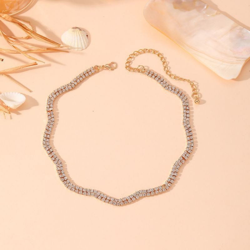 Волнистое колье обруч с инкрустацией мелкими стразами CJJ08497