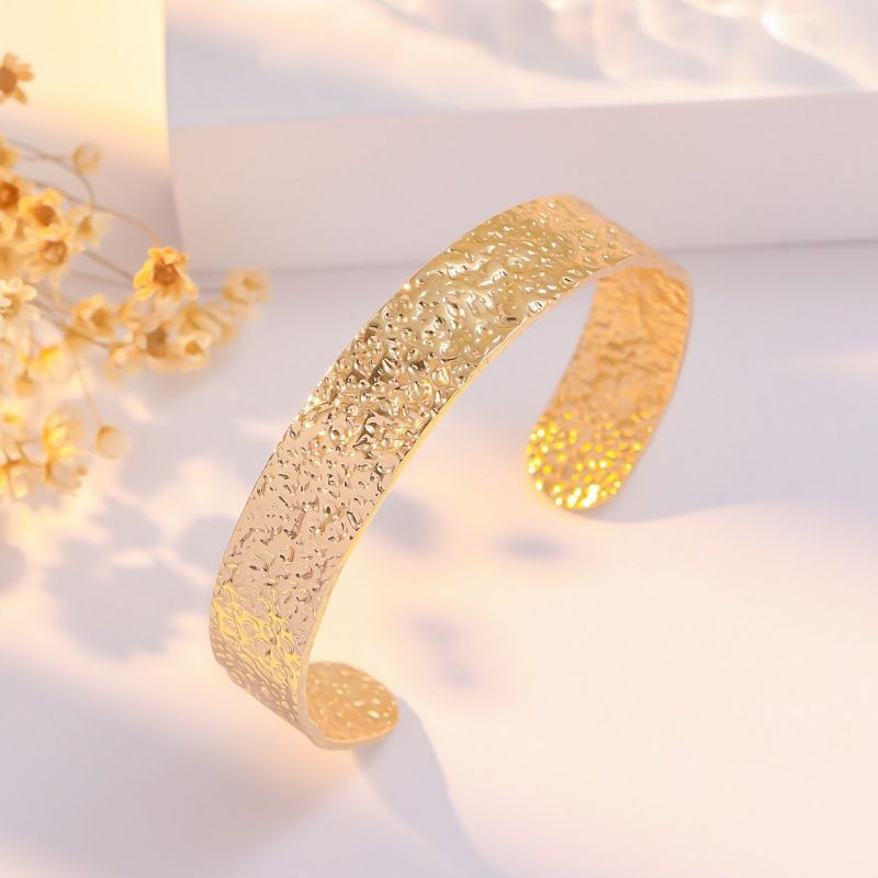 Браслет жёсткий титановая сталь напыление золотом 1J12205CJJ