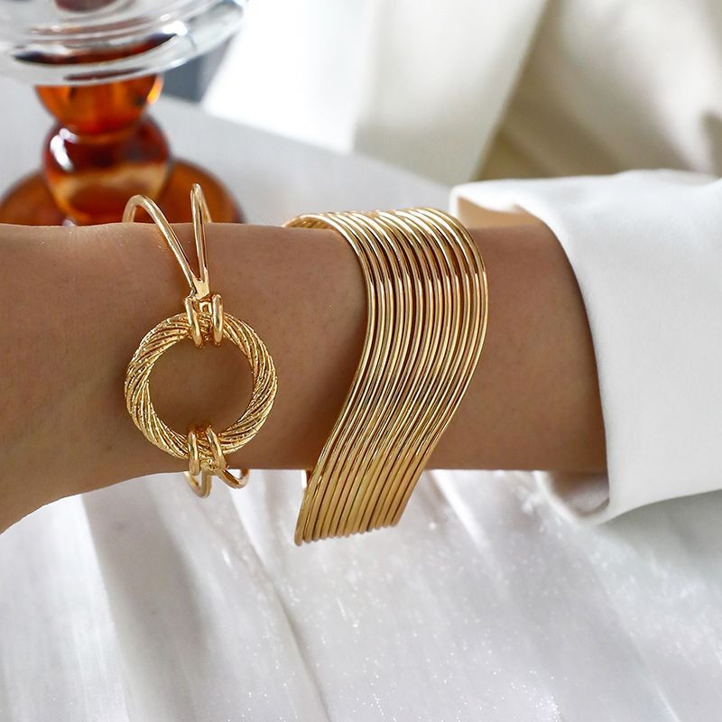 Браслет жесткий многорядный в золотистом цвете CJG30827