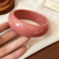 Светло-розовый браслет из смолы с градиентом ASUZ36423