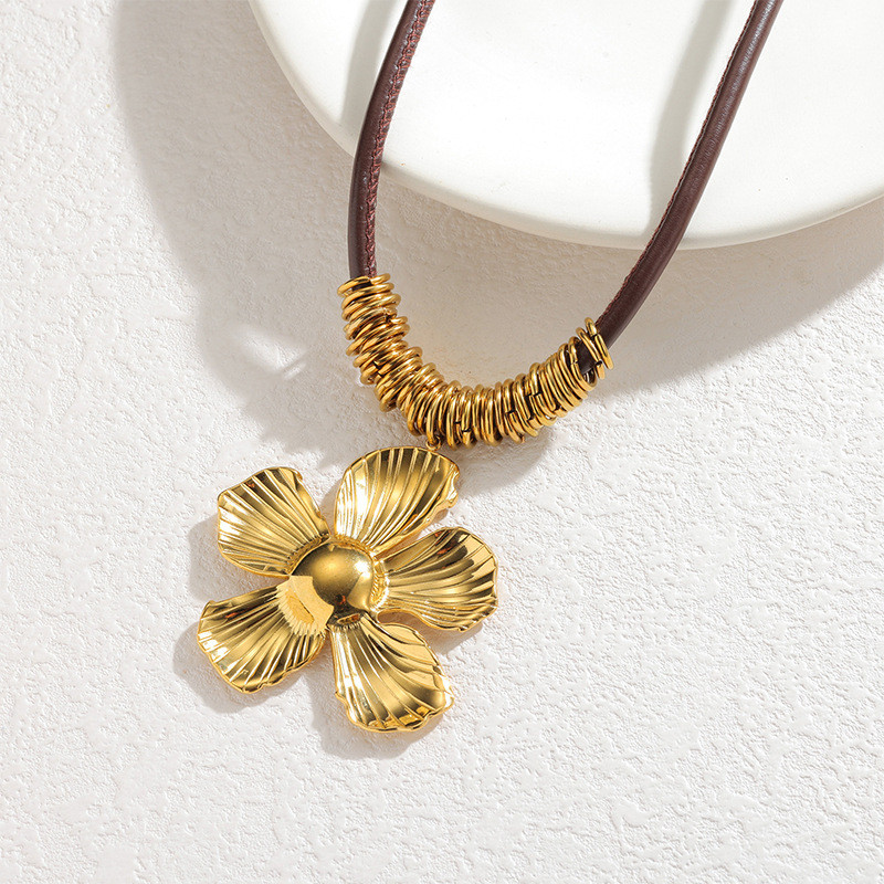 Чокер из темного шнура с крупным металлическим цветком CJR87860 Чокер из темного шнура с крупным металлическим цветком CJR87860