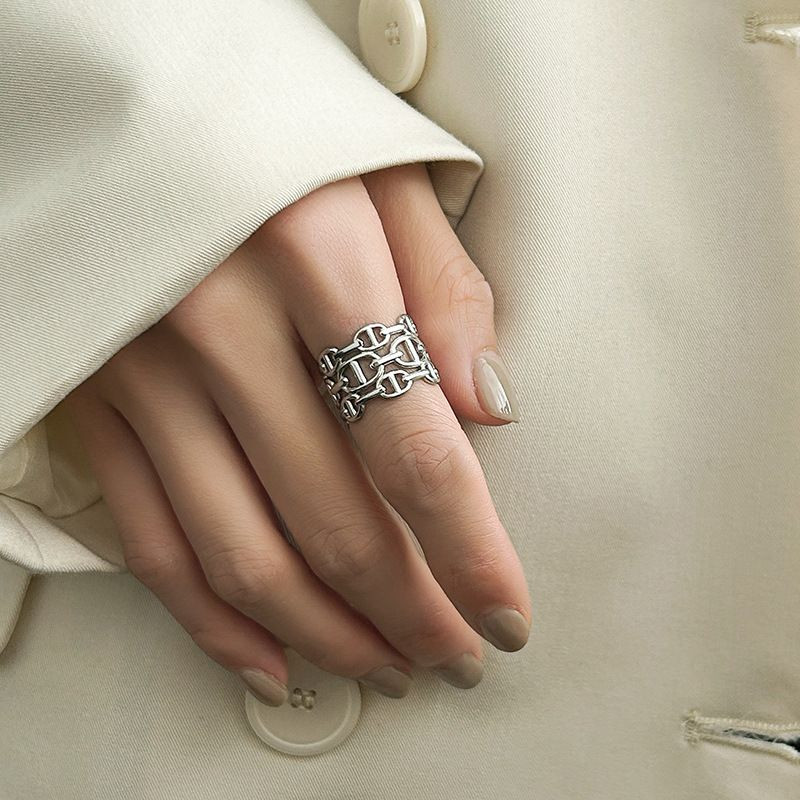 Широкое ажурное кольцо с якорным плетением в серебристом цвете 1J12387CJJ