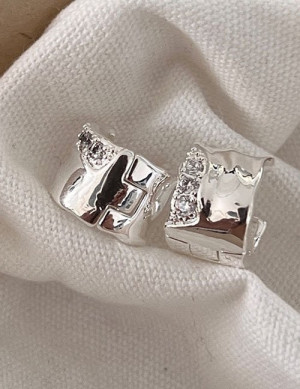 Широкие вогнутые серьги-кольца с матовой фактурой L84557