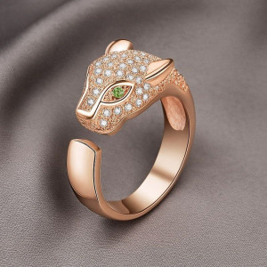 Кольцо с анималистическим мотивом в виде пантеры и фианитами 1J12065CJJ Кольцо с анималистическим мотивом в виде пантеры и фианитами 1J12065CJJ