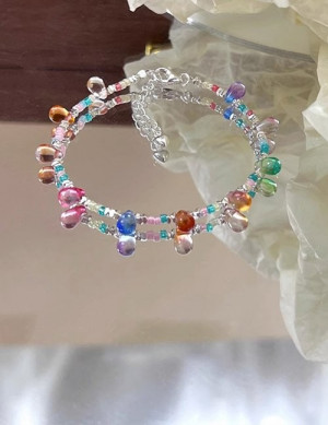 Браслет из разноцветных бусин на двойной нити M20705