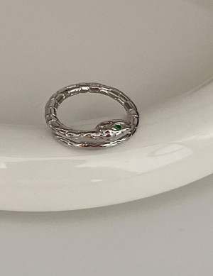 Кольцо со змеиным паттерном и кристаллами M18503