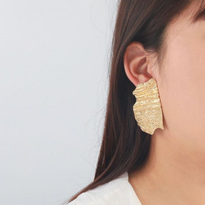 Дизайнерские серьги-пусеты золотистые пластины CJM81439