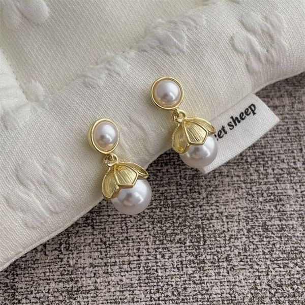 Серьги пусеты в форме жемчужных бутонов в золотистой оправе CJL14770