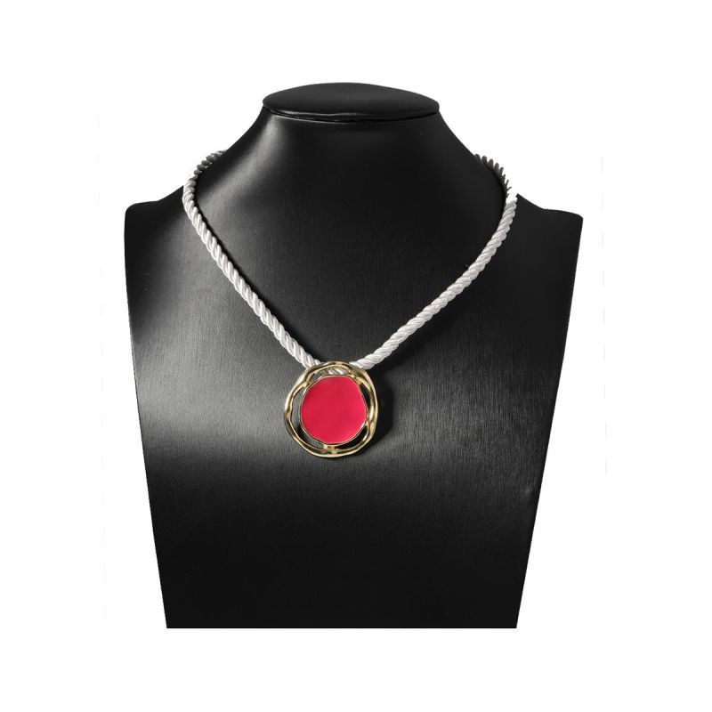 Чокер из розового бисера с красным медальоном CJH17348