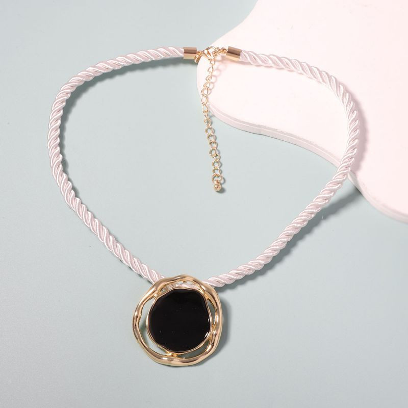 Чокер из розового бисера с красным медальоном CJH17348