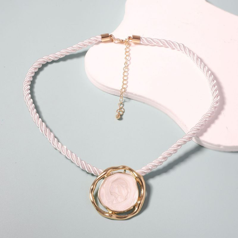 Чокер из розового бисера с красным медальоном CJH17348