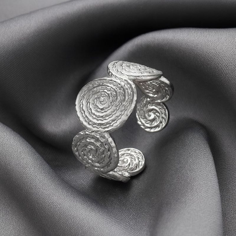 Широкое кольцо с орнаментом из концентрических спиралей 1J12369CJJ Широкое кольцо с орнаментом из концентрических спиралей 1J12369CJJ