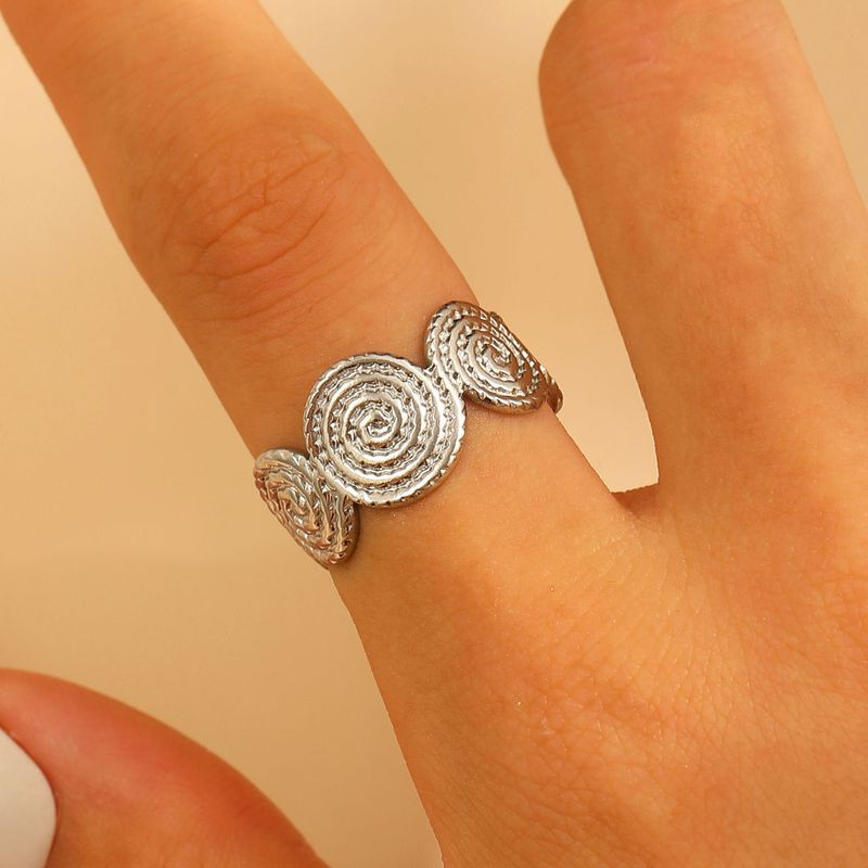 Широкое кольцо с орнаментом из концентрических спиралей 1J12369CJJ Широкое кольцо с орнаментом из концентрических спиралей 1J12369CJJ