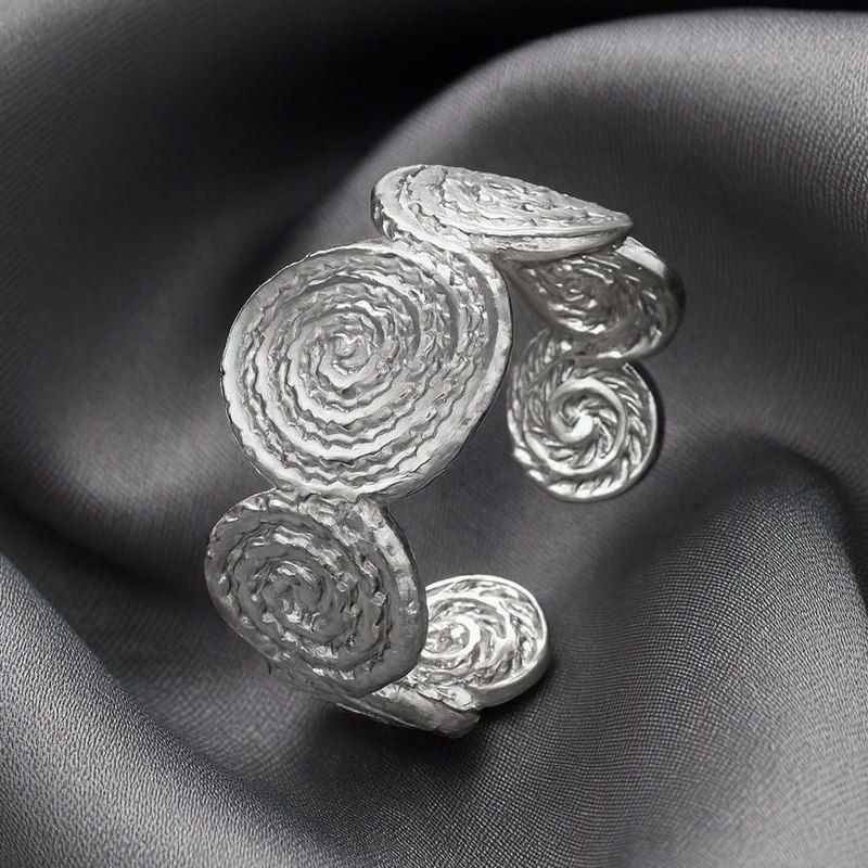 Широкое кольцо с орнаментом из концентрических спиралей 1J12369CJJ Широкое кольцо с орнаментом из концентрических спиралей 1J12369CJJ