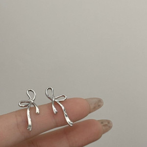 Серьги-пусеты Бантики тонкие CJD82760 Серьги-пусеты Бантики тонкие CJD82760