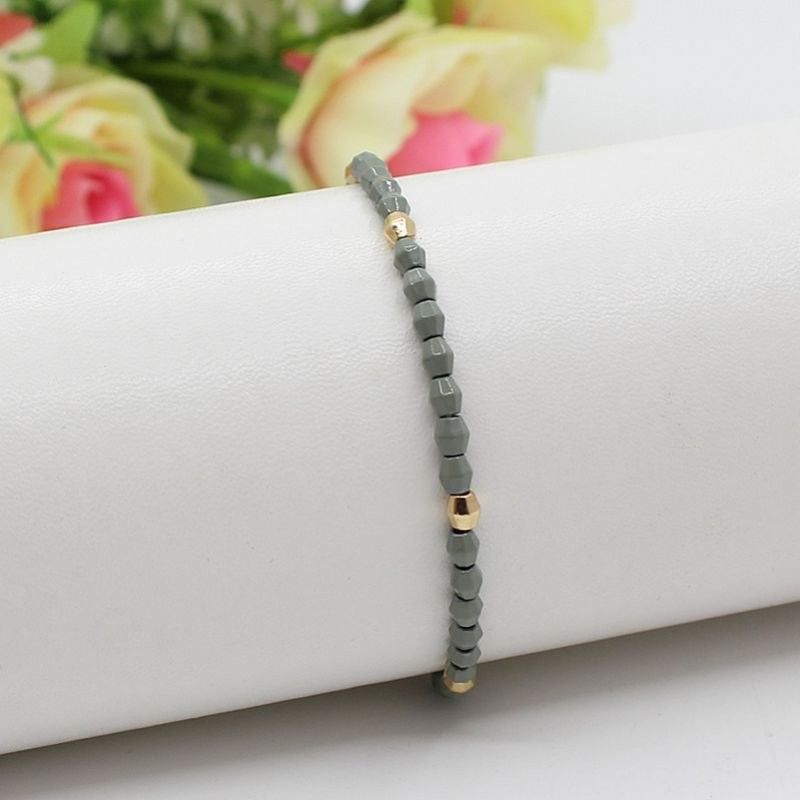 Браслет из яркого бисера с золотистыми вставками N77458