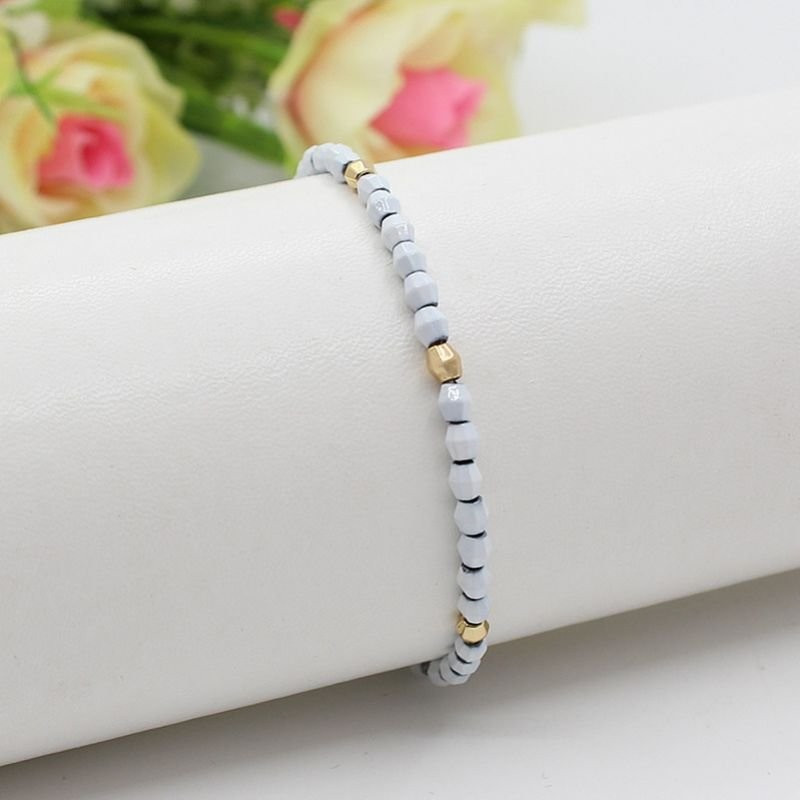 Браслет из яркого бисера с золотистыми вставками N77458