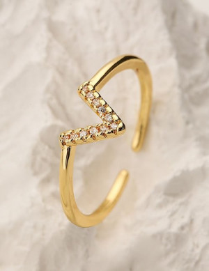 Золотистое кольцо с геометрическим углом и фианитами Z38167