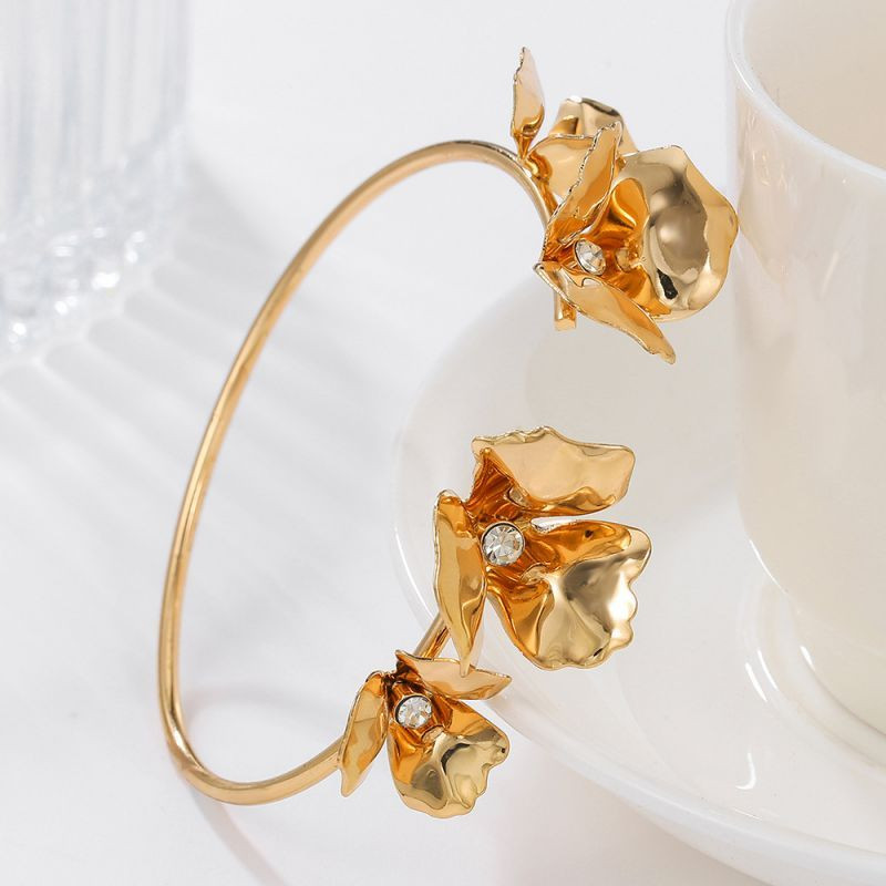 Браслет жесткий разомкнутый в форме золотистых листьев CJL17067