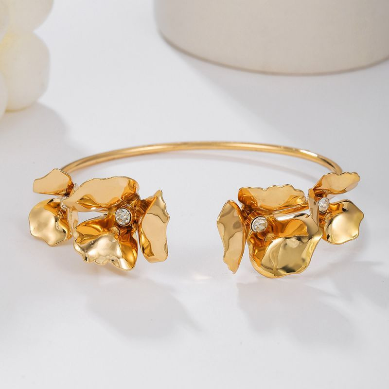 Браслет жесткий разомкнутый в форме золотистых листьев CJL17067