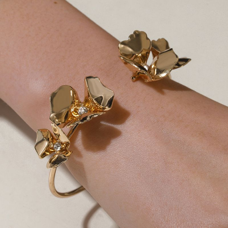 Браслет жесткий разомкнутый в форме золотистых листьев CJL17067