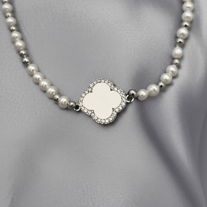 Браслет из жемчуга с центральным элементом клевер J11206CJJ