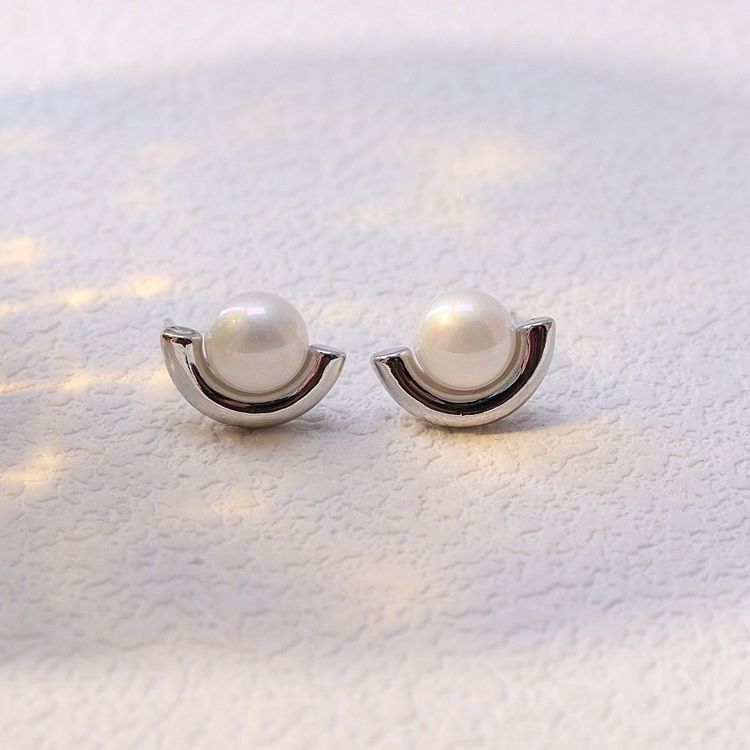 Серьги-гвоздики с жемчужиной в изогнутой оправе J10653CJJ