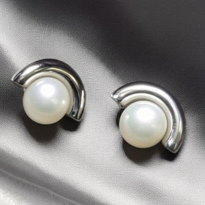 Серьги-гвоздики с жемчужиной в изогнутой оправе J10653CJJ