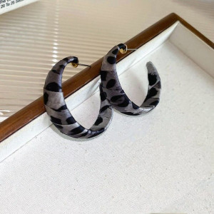 Легкие акриловые серьги-кольца с серым анималистичным принтом CJ09906 Легкие акриловые серьги-кольца с серым анималистичным принтом CJ09906