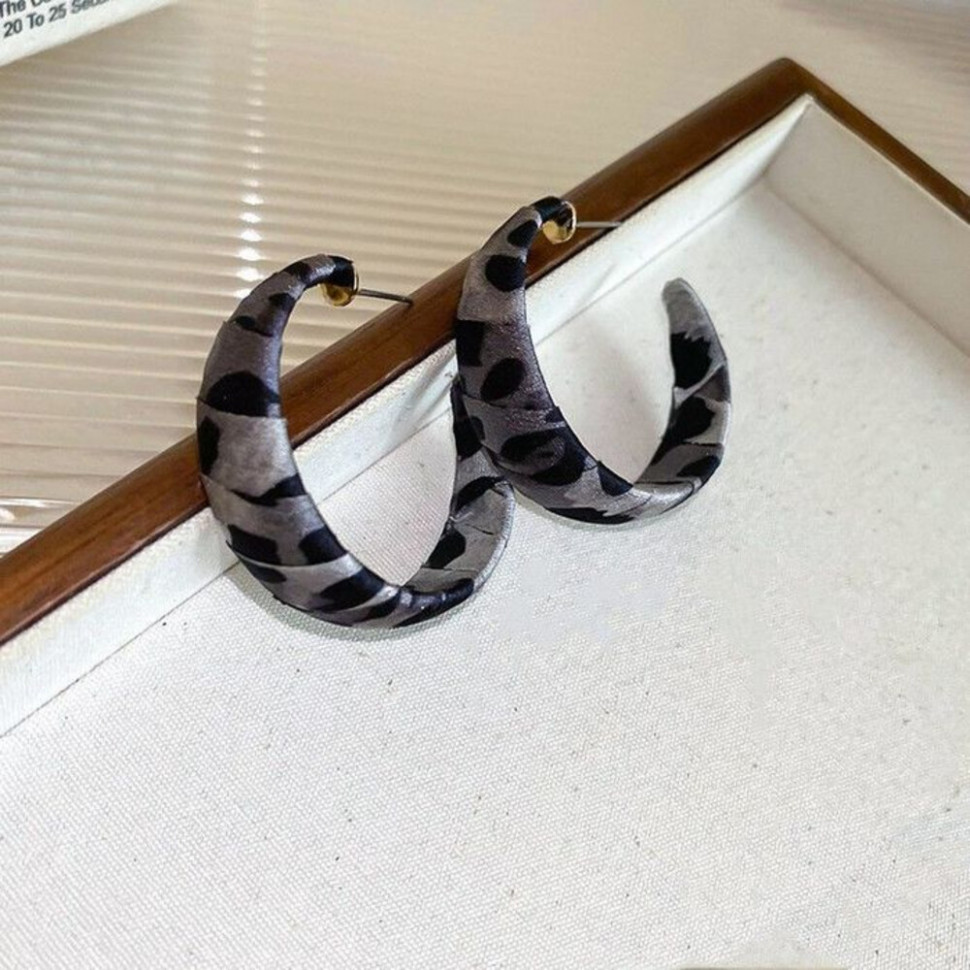 Легкие акриловые серьги-кольца с серым анималистичным принтом CJ09906 Легкие акриловые серьги-кольца с серым анималистичным принтом CJ09906