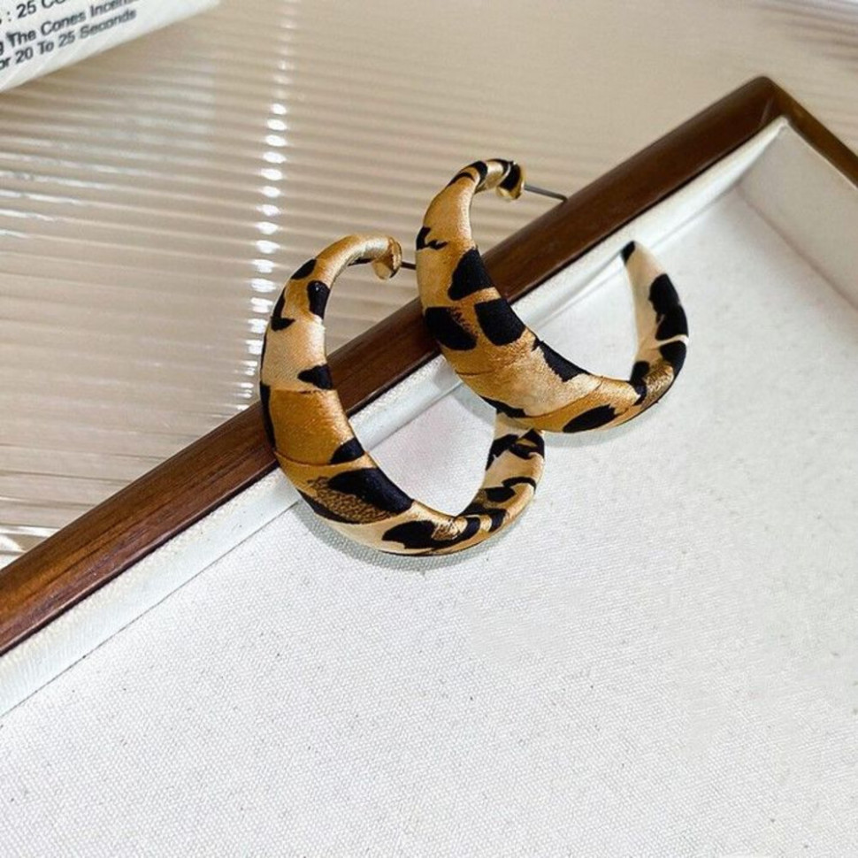 Легкие акриловые серьги-кольца с серым анималистичным принтом CJ09906 Легкие акриловые серьги-кольца с серым анималистичным принтом CJ09906