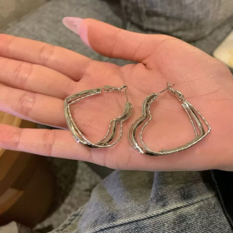 Многослойные золотистые серьги-пусеты в форме переплетенных сердец CJ10185 Многослойные золотистые серьги-пусеты в форме переплетенных сердец CJ10185