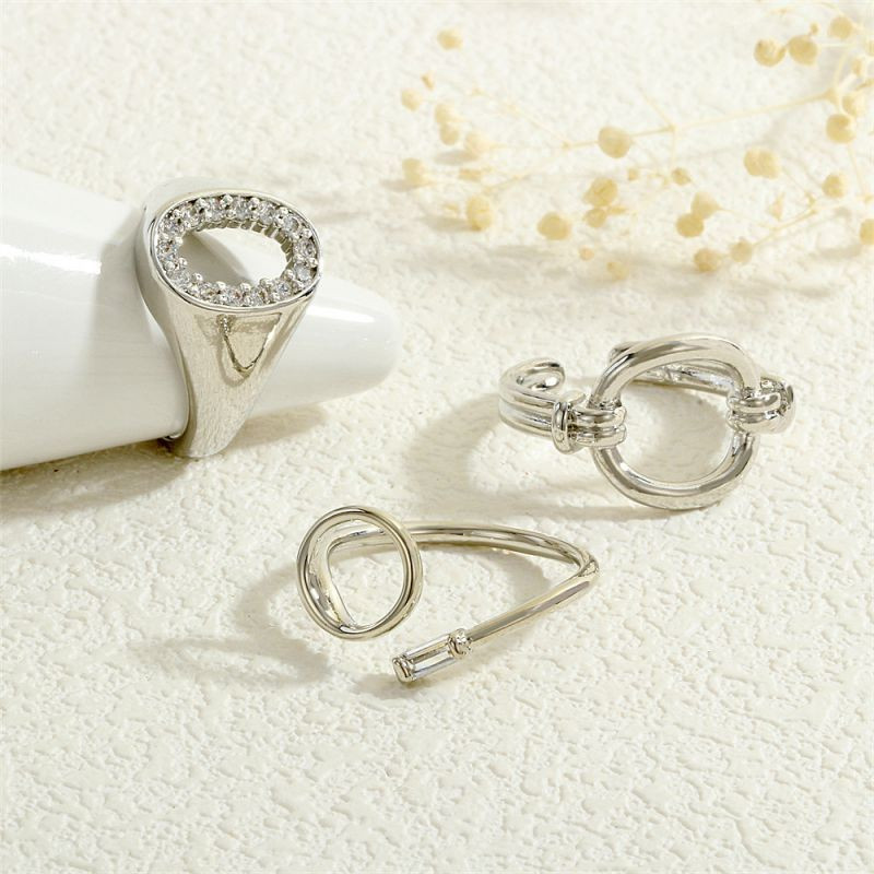 Женственная печатка с овальной платформой и рамкой из фианитов CJG67983