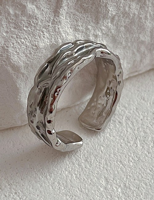 Серебристое кольцо с фактурой помятого металла T93982