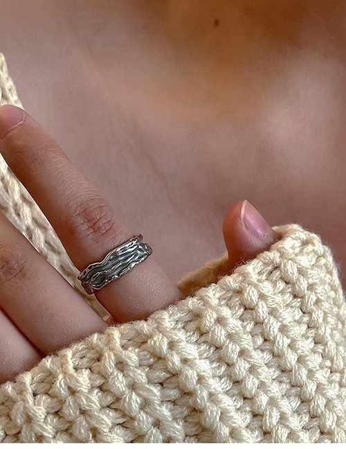 Серебристое кольцо с фактурой помятого металла T93982