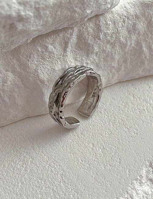 Серебристое кольцо с фактурой помятого металла T93982