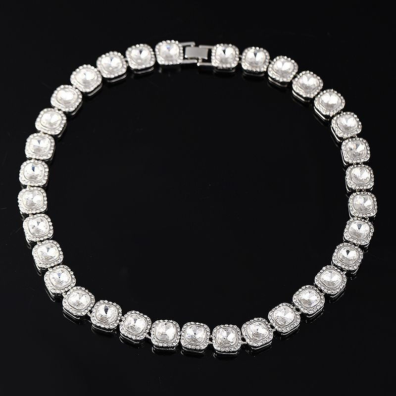 Блистательный чокер с дорожкой из крупных страз CJG78689