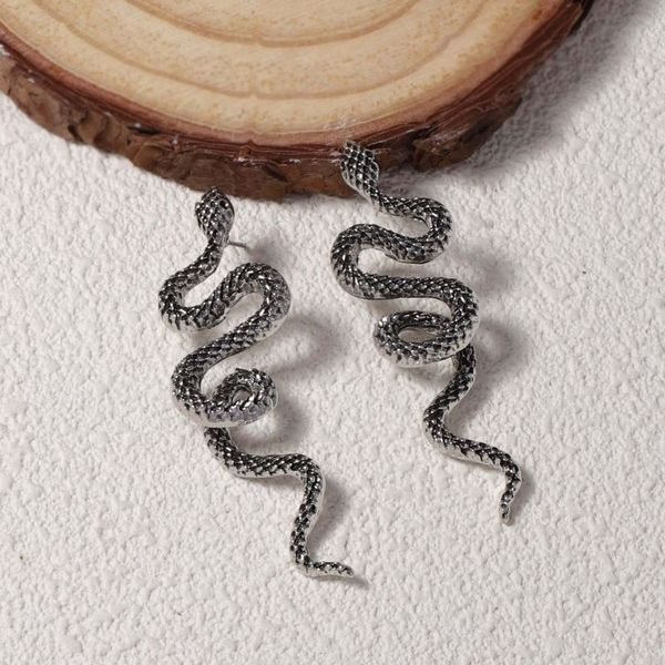 Длинные серьги-пусеты Свернувшиеся змеи в темном металле CJL03424