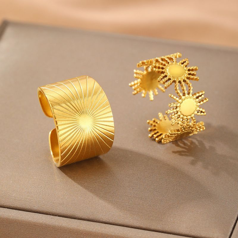 Широкое стальное кольцо с фактурой солнца CJL76980