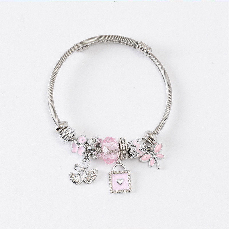 Браслет жесткий с подвесками и замком CJR68559 Браслет жесткий с подвесками и замком CJR68559