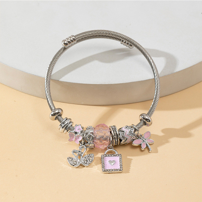 Браслет жесткий с подвесками и замком CJR68559 Браслет жесткий с подвесками и замком CJR68559