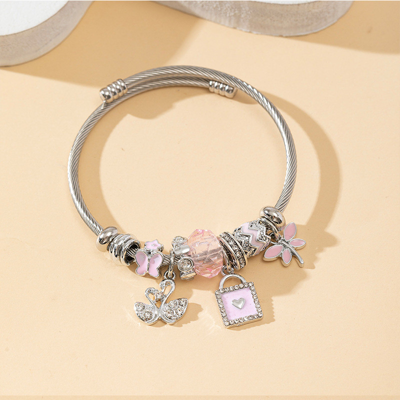 Браслет жесткий с подвесками и замком CJR68559 Браслет жесткий с подвесками и замком CJR68559