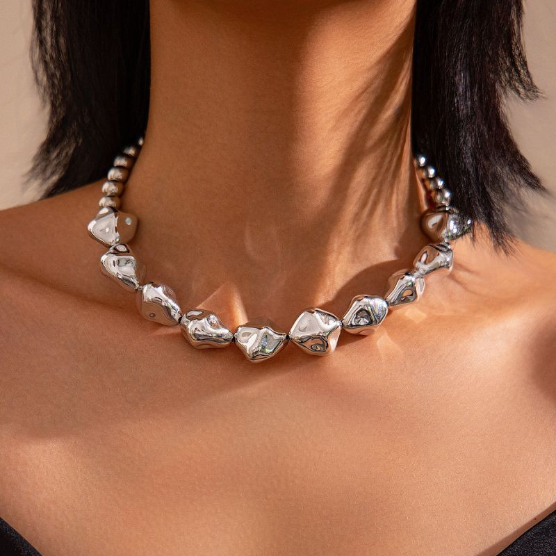 Массивное золотистое колье из граненых металлических бусин CJM03449